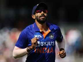 Dans cette photo d'archive prise le 14 juillet 2022, l'Indien Jasprit Bumrah réagit lors du deuxième match de cricket Royal London One Day International (ODI) entre l'Angleterre et l'Inde au Lord's Cricket Ground à Londres.  – Le fer de lance du rythme indien, Bumrah, a été exclu le 3 octobre 2022 de la Coupe du monde Twenty20 en Australie à partir de la fin du mois avec une blessure au dos, a déclaré le conseil de cricket du pays.