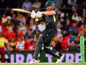 L'Australien Aaron Finch joue un tir au large d'Odean Smith des Antilles lors du match de cricket d'ouverture de la série Twenty20 entre l'Australie et les Antilles au Metricon Stadium, Gold Coast, le 5 octobre 2022.