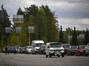 Des voitures venant de Russie font la queue au poste de contrôle frontalier entre la Russie et la Finlande près de Vaalimaa, le 22 septembre 2022.