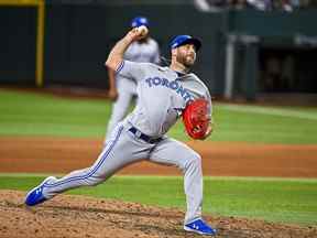 11 sept. 2022 ;  Arlington, Texas, États-Unis ;  Le lanceur de relève des Blue Jays de Toronto Anthony Bass (52) lance contre les Rangers du Texas lors de la huitième manche au Globe Life Field.