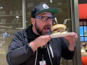 Le pit master primé Lawrence Pianta offre son Cherry St. Double Stack Burger pour les offres de la Scotiabank Arena de cette année.