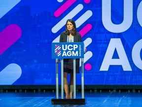 Danielle Smith prend la parole lors de l'assemblée générale annuelle de l'UCP le samedi 22 octobre 2022 au River Cree Resort and Casino.