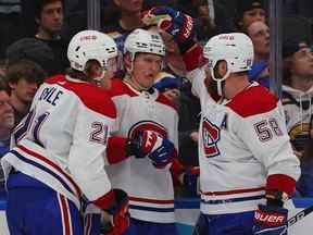 Christian Dvorak, numéro 28 des Canadiens de Montréal, célèbre après avoir marqué un but contre les Blues de St. Louis lors de la troisième période au Enterprise Center le 29 octobre 2022 à St Louis, Missouri.