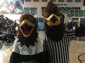 Les mascottes Soara et Swoop de River Valley High School.