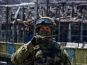 Un militaire russe patrouille près de l'aciérie d'Azovstal à Marioupol, au milieu de l'action militaire russe en cours en Ukraine, le lundi 13 juin 2022.