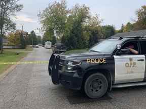 Police provinciale de l'Ontario sur les lieux d'une fusillade à Innisfil qui a causé la mort de deux agents de police de Simcoe Sud et d'un suspect de 23 ans.  CHRIS DOUCETTE/SOLEIL DE TORONTO