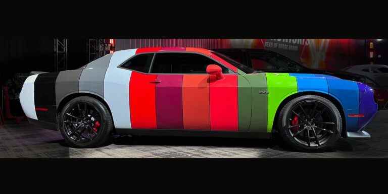 Dodge Challenger offert dans des couleurs d’emballage multicolores sauvages pour 3700 $