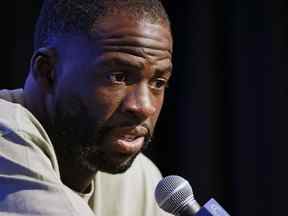 Draymond Green des Golden State Warriors prend la parole lors d'une conférence de presse sur le basket-ball de la NBA le samedi 8 octobre 2022 au Chase Center de San Francisco, en Californie. Green a fait une déclaration et a répondu aux questions des membres des médias après un incident où Green a frappé son coéquipier Jordan Poole pendant l'entraînement.