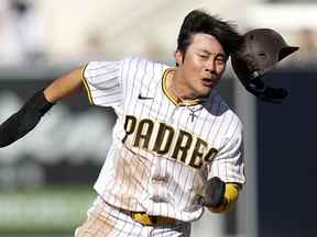 Ha-Seong Kim des San Diego Padres marque sur un coup sûr d'Austin Nola lors de la cinquième manche du match 2 de la NL Championship Series le mercredi 19 octobre 2022 à San Diego.