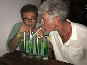 Le producteur de Parts Unknown Tom Vitale et la star tragique, Anthony Bourdain.