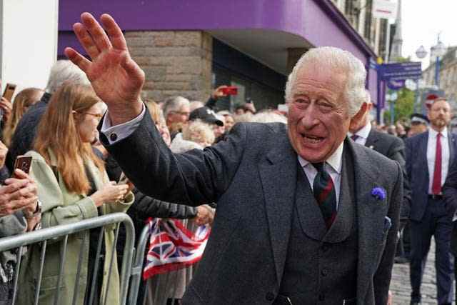 Le roi Charles III arrive à une réunion officielle du conseil à la City Chambers à Dunfermline, Fife, pour marquer officiellement l'attribution du statut de ville à l'ancienne ville, avant une visite à l'abbaye de Dunfermline pour marquer son 950e anniversaire