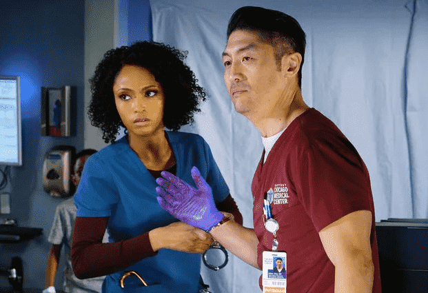 Est-ce que ‘Chicago Med’ réunira Ethan / April, Brian Tee partant – Questions TV