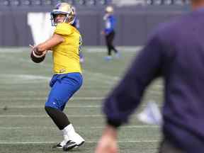 Le quart-arrière Zach Collaros lance lors de l'entraînement des Blue Bombers de Winnipeg à Winnipeg le mardi 4 octobre 2022.