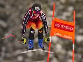 Marie-Michele Gagnon, du Lac Etchemin, au Québec, dévale le parcours de la Coupe du monde féminine de ski alpin de la Coupe du monde FIS à Lake Louise, en Alberta, le 7 décembre 2019.