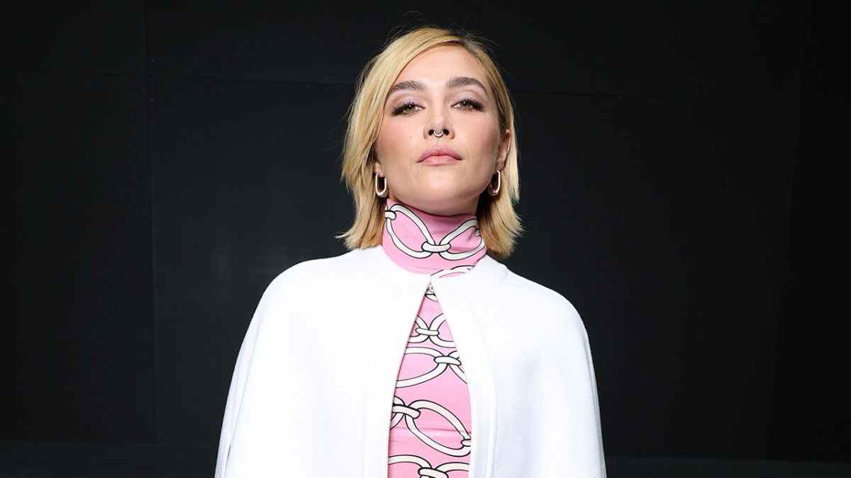 Florence Pugh portait une jolie cape, puis portait une autre robe transparente à la Fashion Week de Paris
