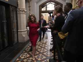 La vice-première ministre et ministre des Finances Chrystia Freeland se rend à une réunion du cabinet sur la colline du Parlement, le mardi 25 octobre 2022 à Ottawa.