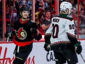 Le centre des Sénateurs Josh Norris célèbre son but contre les Coyotes lors de la première période du match de samedi.