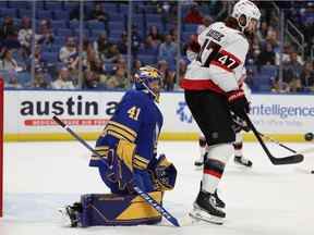 Le centre des Sénateurs d'Ottawa Mark Kastelic cherche à dévier un tir sur le gardien des Sabres de Buffalo Craig Anderson lors de la première période au KeyBank Centre jeudi soir.