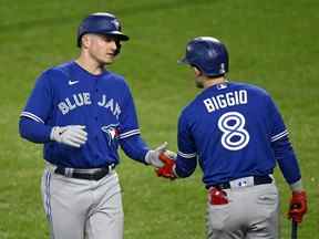 Matt Chapman des Blue Jays, à gauche, célèbre avec Cavan Biggio après avoir marqué lors de la deuxième manche contre les Orioles à Oriole Park à Camden Yards à Baltimore, le lundi 3 octobre 2022.