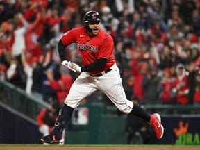 Le frappeur désigné des Cleveland Guardians Josh Naylor (22 ans) réagit après avoir frappé un coup de circuit en solo contre les Yankees de New York lors de la quatrième manche lors du quatrième match de l'ALDS pour les éliminatoires de la MLB 2022 au Progressive Field.  Crédit obligatoire : Ken Blaze - USA TODAY Sports