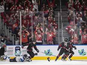 Le Canada célèbre sa victoire contre la Finlande lors du match pour la médaille d'or en prolongation du Championnat mondial de hockey junior de l'IIHF à Edmonton le samedi 20 août 2022. Le Conseil régional d'Halifax annonce qu'il ira de l'avant avec l'organisation du Championnat mondial junior de l'IIHF à Halifax et à Moncton plus tard cette année.