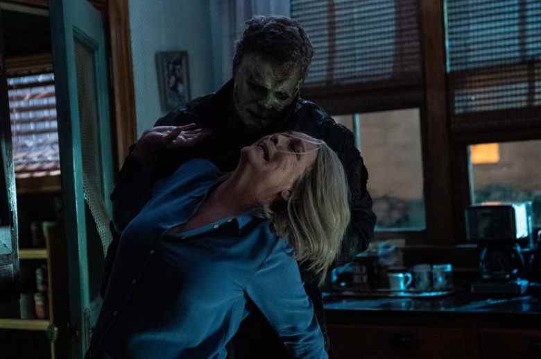 Michael Myers (alias The Shape) et Jamie Lee Curtis dans le rôle de Laurie Strode dans HALLOWEEN ENDS, réalisé par David Gordon Green