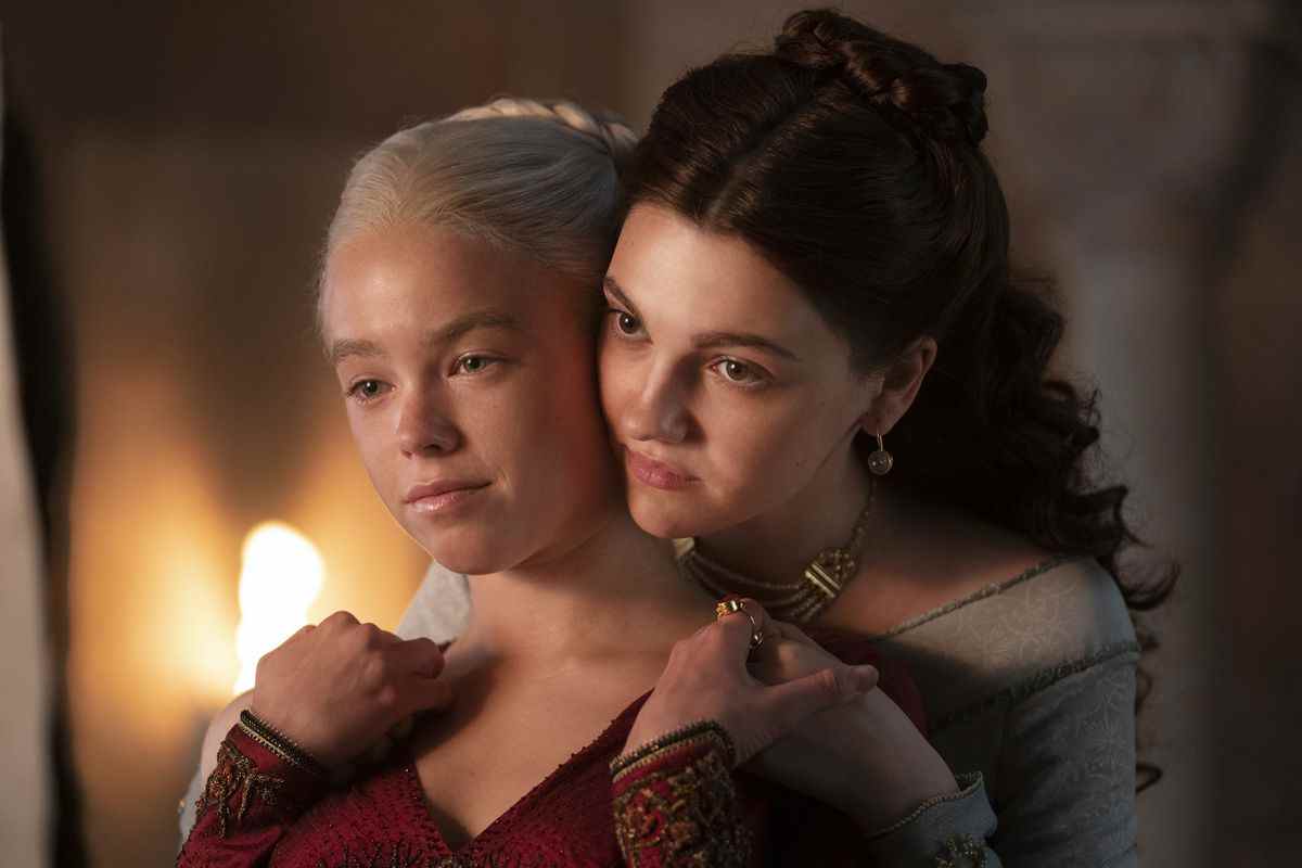 Milly Alcock dans le rôle de Young Rhaenyra et Emily Carey dans le rôle de Young Alicent dans une image de Game of Thrones : House of the Dragon