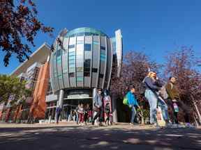 Des étudiants marchent sur le campus du SAIT en Alberta.