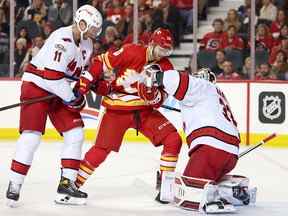 Jonathan Huberdeau se bat pour se positionner devant le filet des Hurricanes de la Caroline lors d'un match au Scotiabank Saddledome le 22 octobre.