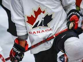 Un logo de Hockey Canada apparaît sur le chandail d'un joueur de l'équipe nationale junior du Canada lors d'un entraînement au camp d'entraînement à Calgary, le mardi 2 août 2022.