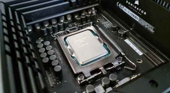 Intel Core i9 12900K up-close images with the chip exposed