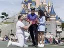 Employé de Disneyland Paris s'interposant entre un couple en pleine demande en mariage.