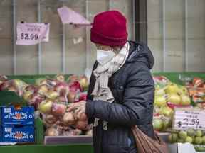 Une femme fait ses courses au supermarché Yao Hua de Toronto, sur la rue Gerrard Est.