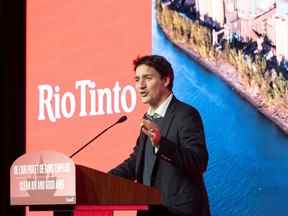 Le premier ministre Justin Trudeau fait une annonce à la suite d'une visite d'un projet pilote d'usine de démonstration de fonderie bleue à Rio Tinto Fer et Titane à Sorel, au Québec.