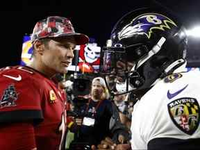 Tom Brady des Buccaneers de Tampa Bay et Lamar Jackson des Ravens de Baltimore se rencontrent sur le terrain après leur match au Raymond James Stadium le 27 octobre 2022 à Tampa, en Floride.