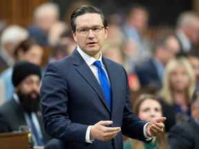 Le chef conservateur Pierre Poilievre se lève pendant la période des questions, le mercredi 5 octobre 2022 à Ottawa.  LA PRESSE CANADIENNE/Adrian Wyld