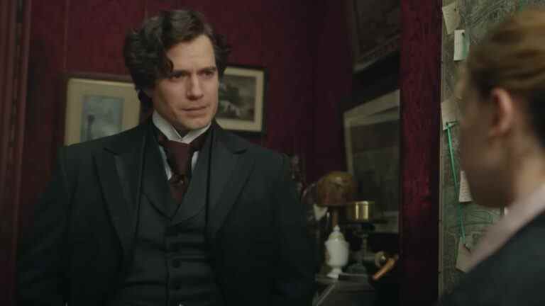 Je ne me lasse pas du visage d'Henry Cavill alors que Millie Bobby Brown tombe d'une cachette secrète dans la nouvelle bande-annonce d'Enola Holmes 2
