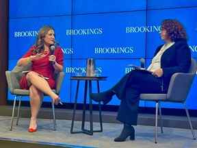 La vice-première ministre Chrystia Freeland, à gauche, s'exprime à la Brookings Institution à Washington, DC, le 11 octobre 2022.