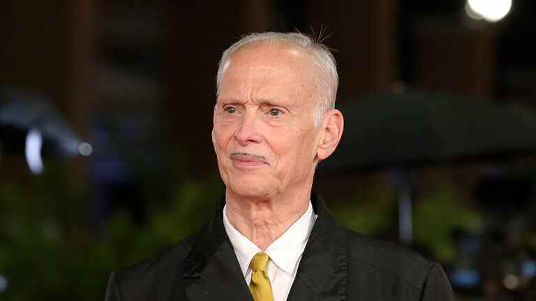 John Waters revient au cinéma après près de 20 ans pour l'adaptation directe de son roman 'Liarmouth' le plus populaire doit être lu
	
	
