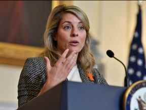 La ministre des Affaires étrangères Melanie Joly prend la parole lors d'une conférence de presse conjointe avec le secrétaire d'État américain Antony Blinken, dans la salle Benjamin Franklin du département d'État à Washington, DC, le vendredi 30 septembre 2022.