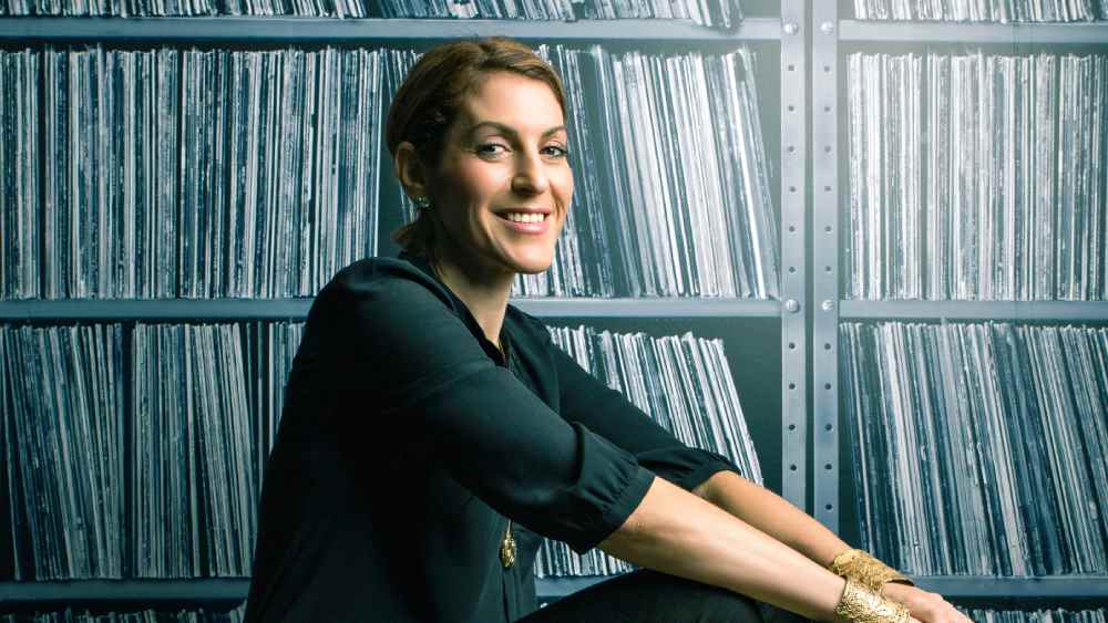 Julie Greenwald nommée présidente et chef de la direction du groupe de musique atlantique nouvellement créé.
	
	
