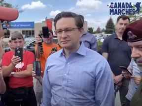 Pierre Poilievre a rejoint James Topp lors de sa marche vers le Monument commémoratif de guerre du Canada à Ottawa, le 30 juin 2022.