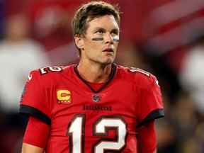 Tom Brady des Buccaneers de Tampa Bay regarde pendant les échauffements d'avant-match avant un match contre les Ravens de Baltimore au Raymond James Stadium le 27 octobre 2022 à Tampa, en Floride.