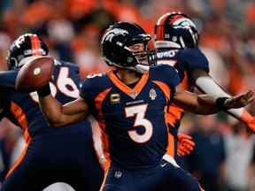 25 septembre 2022 ;  Denver, Colorado, États-Unis ;  Le quart-arrière des Broncos de Denver Russell Wilson (3) tente un lancer au quatrième quart contre les 49ers de San Francisco à Empower Field à Mile High.