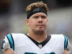 Christian McCaffrey des Panthers de la Caroline regarde avant un match contre les Rams de Los Angeles au SoFi Stadium le 16 octobre 2022 à Inglewood, en Californie.