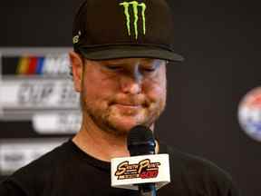 Le pilote NASCAR Kurt Busch s'adresse aux médias lors d'une conférence de presse avant de s'entraîner pour la NASCAR Cup Series South Point 400 au Las Vegas Motor Speedway le 15 octobre 2022 à Las Vegas, Nevada.