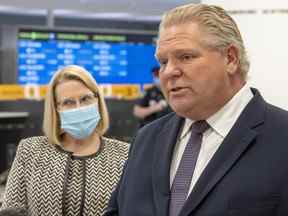 Le premier ministre de l'Ontario Doug Ford et la solliciteure générale Sylvia Jones répondent aux questions après avoir visité le centre de test COVID-19 du terminal 3 de l'aéroport Pearson de Toronto le 3 février 2021.