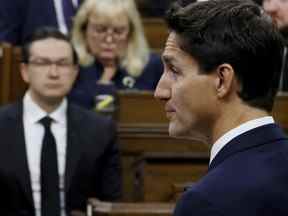 Le premier ministre Justin Trudeau, surveillé par le chef du Parti conservateur du Canada, Pierre Poilievre, prononce une allocution sur le décès de la reine Elizabeth de Grande-Bretagne à la Chambre des communes sur la Colline du Parlement à Ottawa, le 15 septembre 2022.