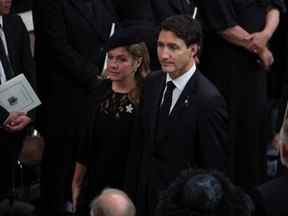 Le premier ministre du Canada Justin Trudeau et son épouse Sophie Grégoire Trudeau assistent aux funérailles d'État de la reine Elizabeth II de Grande-Bretagne à l'abbaye de Westminster à Londres le 19 septembre 2022.