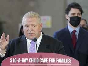 Le premier ministre de l'Ontario Doug Ford prend la parole alors que le premier ministre canadien Justin Trudeau écoute après avoir conclu un accord sur un programme de garde d'enfants à 10 $ par jour à Brampton, en Ontario, le lundi 28 mars 2022. L'Ontario apporte d'autres changements à son Financement d'un programme de garde d'enfants de 10 $ par jour dans le but de stimuler l'adoption, près d'un quart des opérateurs n'ayant toujours pas décidé de s'inscrire moins de deux semaines avant la date limite.